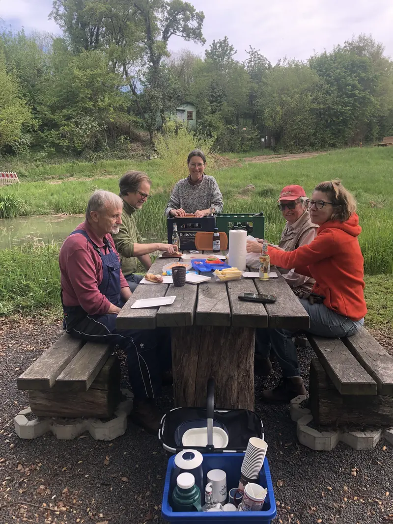 Kirschbaumpflege Menschen beim Picknicken am Dorfteich