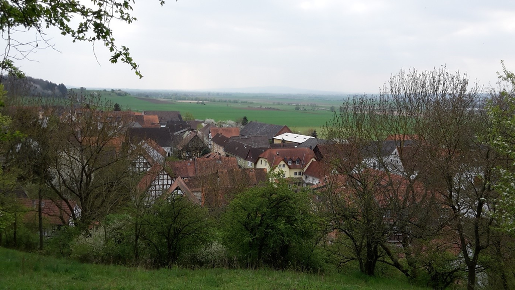 Blick über den alten Dorfkern vom Klappersberg über die Wetterau Richtung Taunus