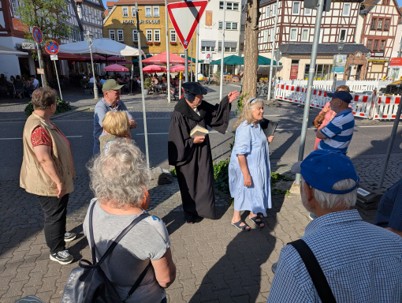 Johannes Pistorius  auf dem Niddaer Marktplatz in der Gegenwart