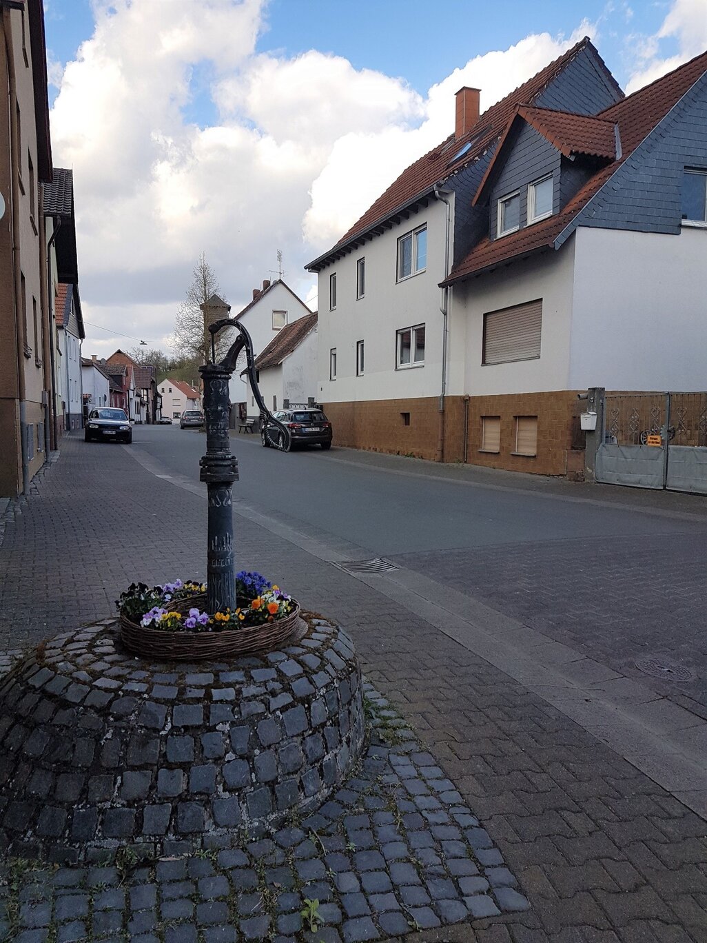 Bild des Brunnens vor dem Haus Oberdorfstraße 19 heute