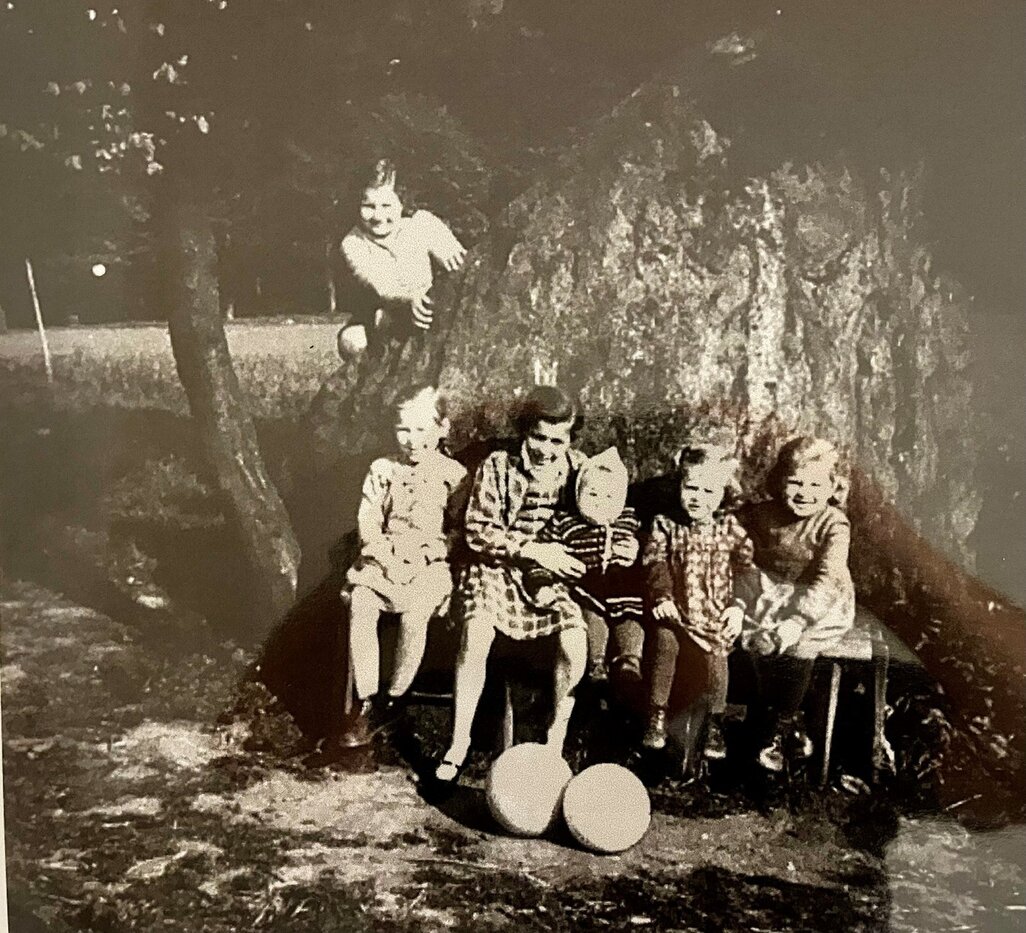 Foto mit Kindstein und Kindern aus der Zeit Ende der 50er Jahre des 20. Jh.